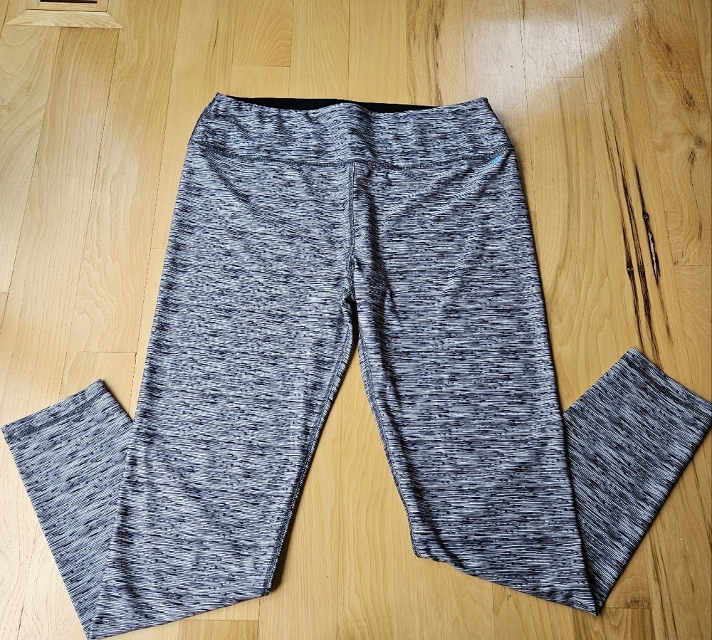 Womens Gray Patterned Leggings Large